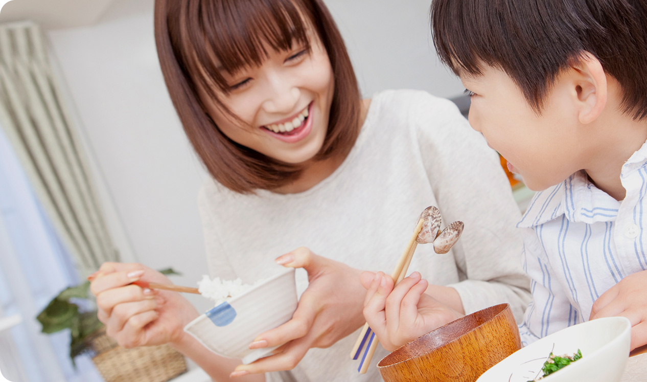 親子の食事風景